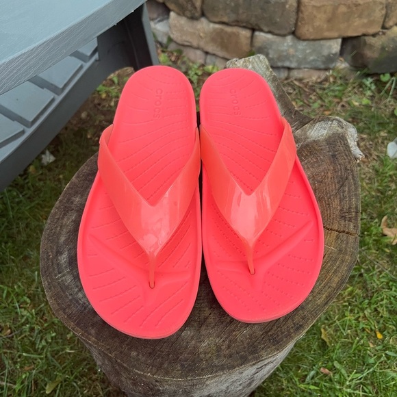 CROCS Vibrant Coral Flip Flops Size 9 - Picture 2 of 5